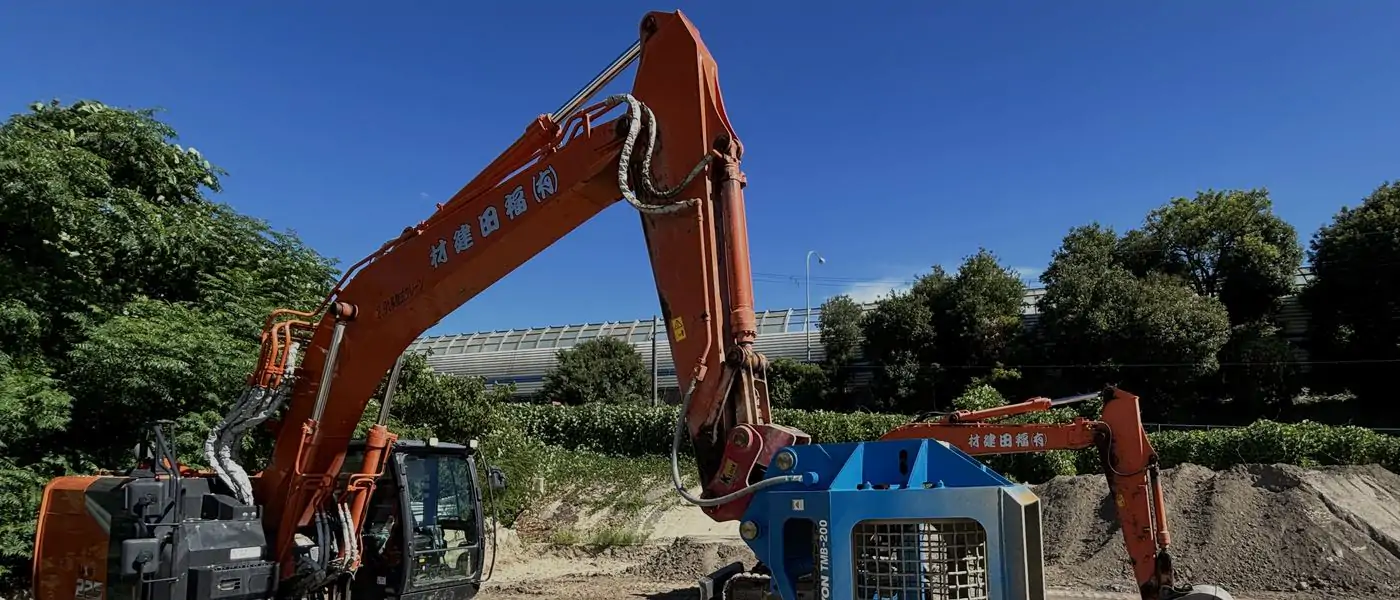 作業ヤードに並ぶ有限会社福田建材のバックホウ