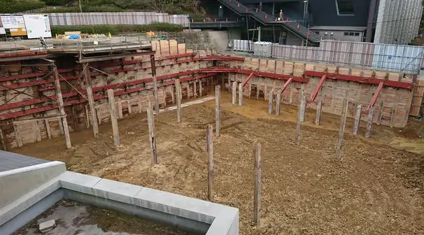 山留めを施した掘削工事の現場