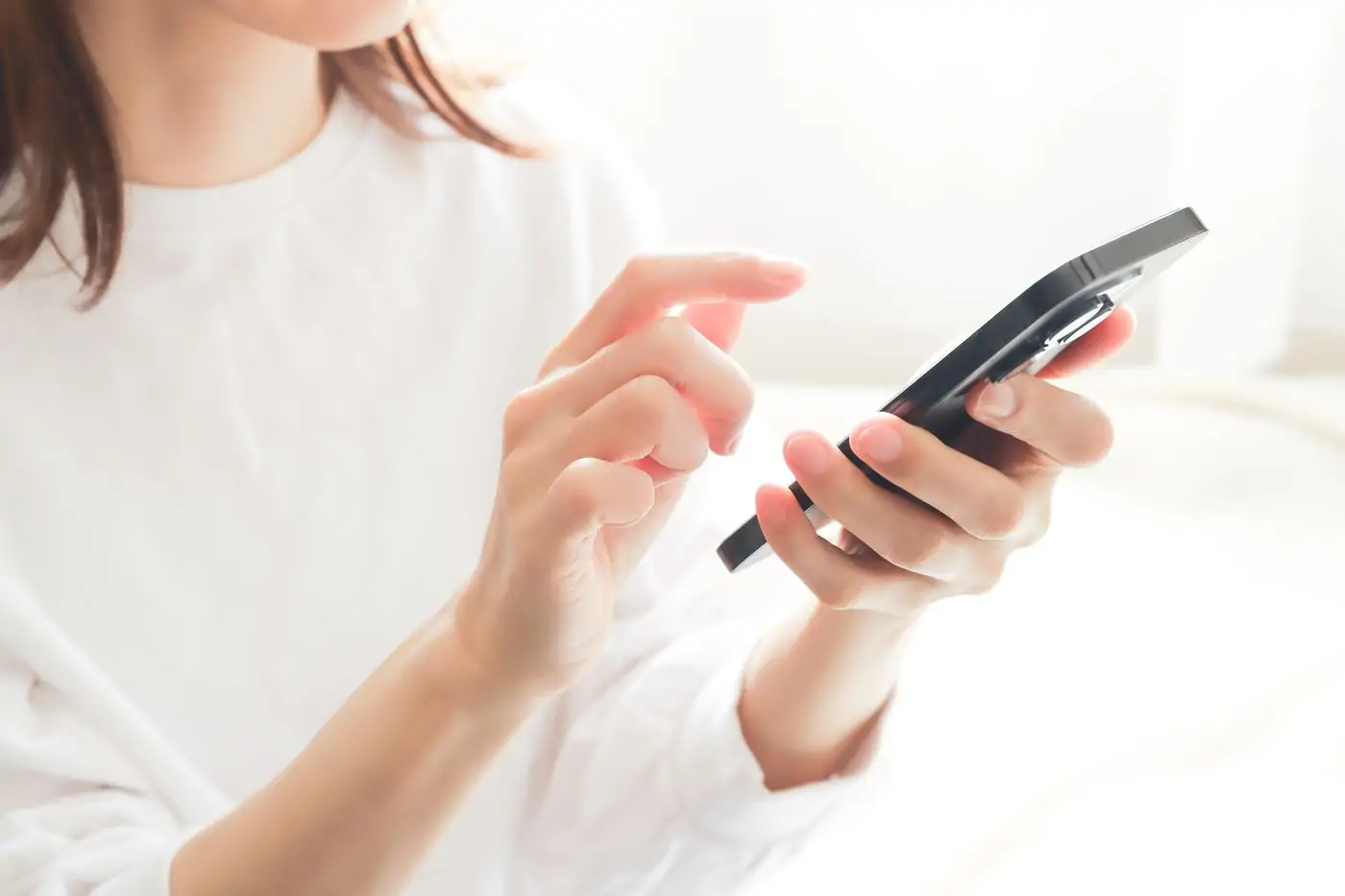 スマートフォンを操作する女性