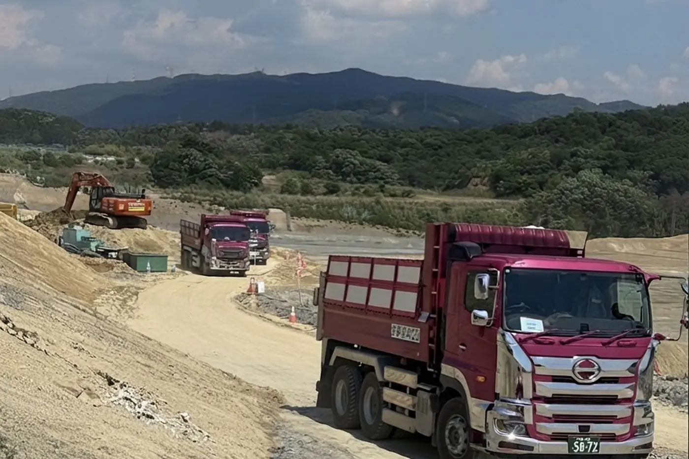 造成現場を走行する有限会社福田建材のダンプカー