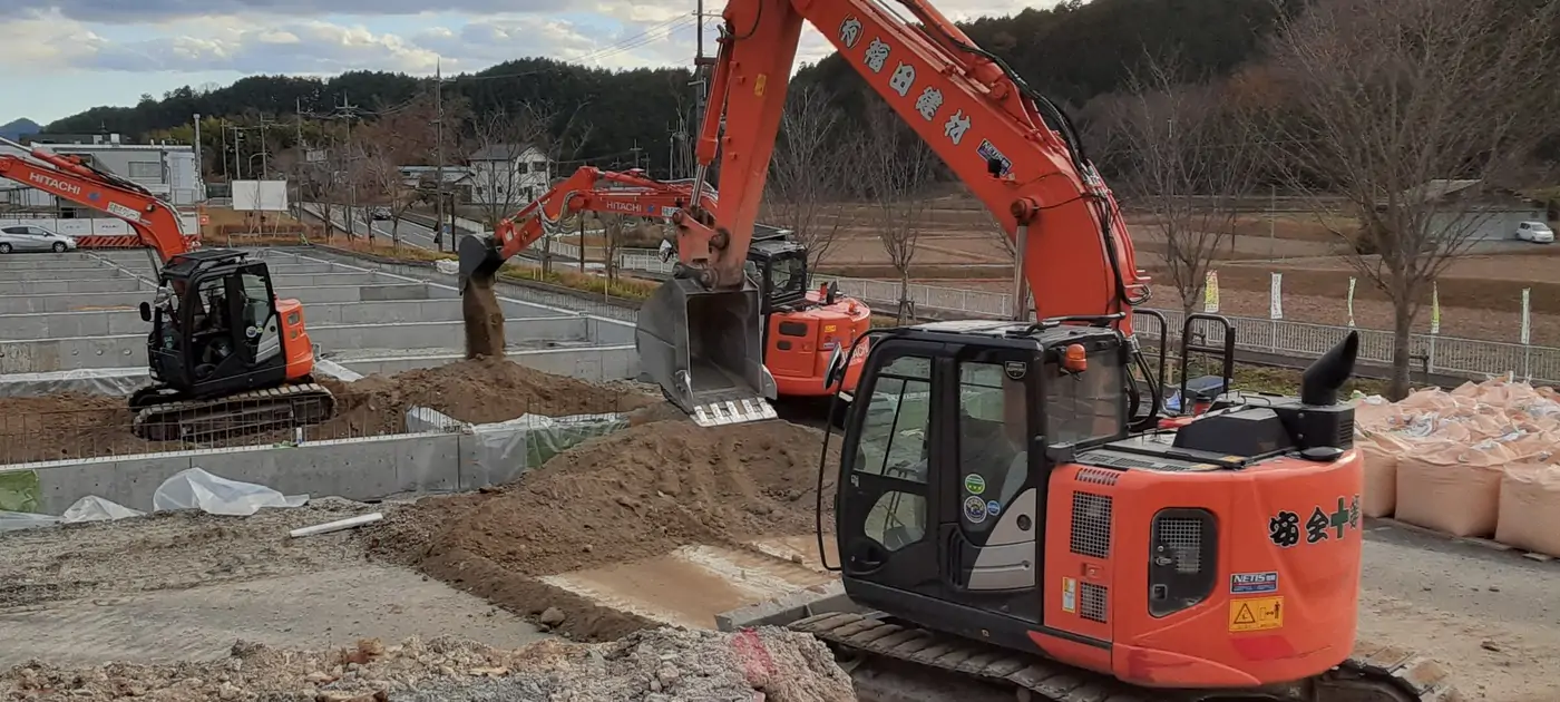 造成現場で作業する有限会社福田建材のバックホウ